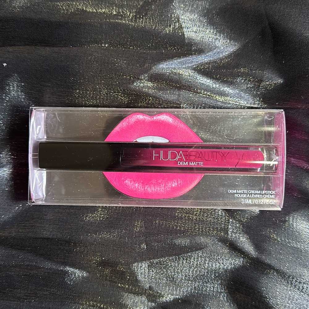 HUDA Beauty Demi Matte Cream Liquid Lipstick in Passionista